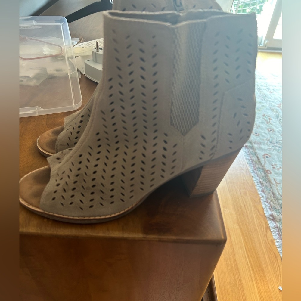 Great Condition Open Toe Toms sandals/boots, size 9